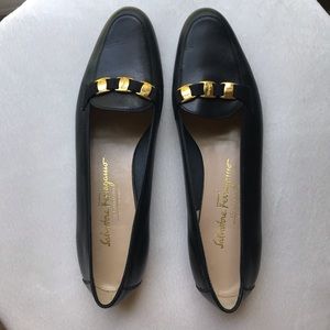 Salvatore Ferragamo Italy Navy loafer Gold link